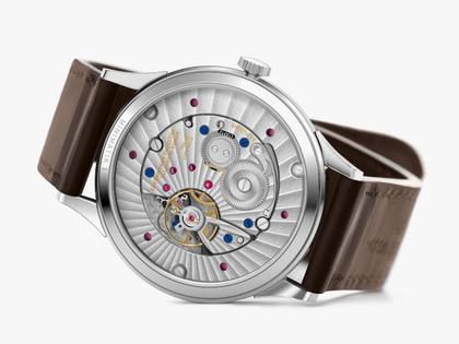 Nomos Glashütte Minimatik 39 Datum Handaufzug Edelstahl weißes Zifferblatt braunes Lederband – Herrenuhren Uhr mit Datum aus Edelstahl. Das Gehäuse ist rund und silber. Das Lederarmband ist braun. Das Zifferblatt ist arabisch Index und weiß. – Ansicht 3