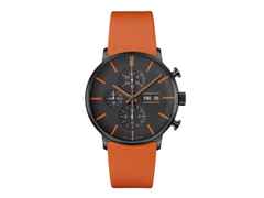Junghans FORM A Chronoscope Automatik Edelstahl PVD-Schwarz 42mm schwarzes Zifferblatt orangenes Lederband – Herrenuhren Chronograph aus Edelstahl, Leder und PVD beschichtet. Das Gehäuse ist rund und schwarz. Das Lederarmband ist orange. Das Zifferblatt ist ein Index in schwarz.