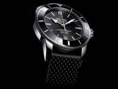 Breitling Superocean Heritage B20 Automatic 46 Edelstahl schwarzes Zifferblatt schwarzes Kautschukband – Herrenuhren Uhr mit Datum aus Edelstahl und Keramik. Das Gehäuse ist rund und silber. Das Kautschuk / Kunststoff / Silikon Armband ist schwarz. Das Zifferblatt ist ein Index in schwarz. – Ansicht 2