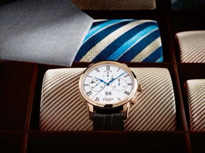 Glashütte Original Senator Chronograph Panoramadatum Automatik Rotgold 42mm weißes Zifferblatt schwarzes Lederband – Herrenuhren Chronograph aus 750 Rotgold. Das Gehäuse ist rund und roségold. Das Lederarmband Kroko / Alligator ist schwarz. Das Zifferblatt ist römisch und weiß. – Ansicht 3