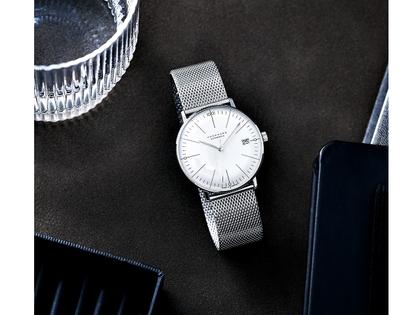 Junghans Max Bill Kleine Automatic Edelstahl 34mm silbernes Zifferblatt Metallband – Damenuhren Uhr mit Datum aus Edelstahl. Das Gehäuse ist rund und silber. Das Edelstahlarmband ist silber. Das Zifferblatt ist ein Index in silber. – Ansicht 4