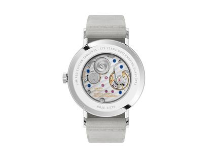 Nomos Glashütte Tangente 38 Datum "175 Years Watchmaking - Boje" Handaufzug Edelstahl orangenes Zifferblatt graues Textilband Glasboden – Herrenuhren Uhr mit Datum aus Edelstahl. Das Gehäuse ist rund und silber. Das Textilarmband ist grau. Das Zifferblatt ist arabisch Index und orange. – Ansicht 2