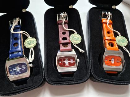 UMF Ruhla Scheibenuhr Automatik mit springender Stunde Edelstahl 41mm oranges Zifferblatt oranges Lederband limitiert – Herrenuhren Uhr ohne Datum aus Edelstahl, Keramik und Leder. Das Gehäuse ist tonneauform und silber. Das Lederarmband ist orange. Das Zifferblatt ist digital und orange. – Ansicht 4