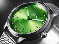 Mühle Glashütte Panova Limettengrün Automatik Edelstahl 40mm Metallband – Herrenuhren Uhr ohne Datum aus Edelstahl. Das Gehäuse ist rund und silber. Das Edelstahlarmband ist silber. Das Zifferblatt ist ein Index in grün. – Ansicht 2