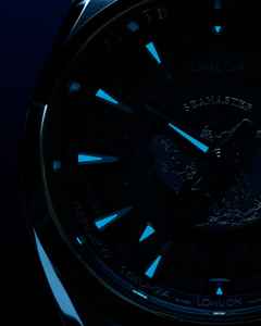 Omega Seamaster Aqua Terra 150M Automatik Edelstahl 43mm hellblaues Zifferblatt Kautschukband Summer Blue – Herrenuhren Uhr mit Datum aus Edelstahl. Das Gehäuse ist rund und silber. Das Kautschuk / Kunststoff / Silikon Armband ist blau. Das Zifferblatt ist ein Index in blau. – Ansicht 5