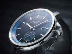 Mühle Glashütte 29er Big Kleine Sekunde Edition 1994 Automatik Edelstahl 42,4mm schwarz-blaues Zifferblatt blaues Textilband – Herrenuhren Uhr mit Datum aus Edelstahl. Das Gehäuse ist rund und silber. Das Textilarmband ist blau. Das Zifferblatt ist ein Index in schwarz. – Ansicht 4