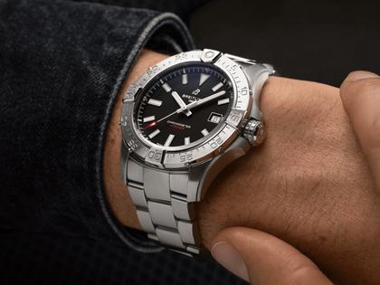 Breitling Avenger Automatik 42 Edelstahl schwarzes Zifferblatt Metallband – Herrenuhren Uhr mit Datum aus Edelstahl. Das Gehäuse ist rund und silber. Das Edelstahlarmband ist silber. Das Zifferblatt ist ein Index in schwarz. – Ansicht 5