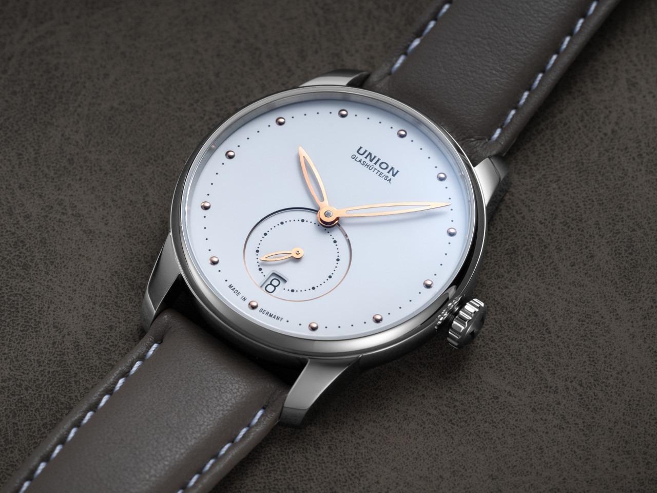 Union Glashütte Seris Automatik Edelstahl 36mm weißes Zifferblatt braunes Lederband – Damenuhren Uhr mit Datum aus Edelstahl und Leder. Das Gehäuse ist rund und silber. Das Lederarmband ist braun. Das Zifferblatt ist ein Index in weiß. – Ansicht 2