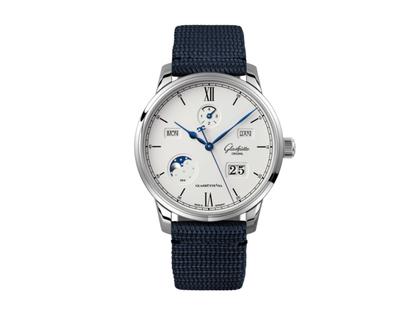 Glashütte Original Senator Excellence Ewiger Kalender Automatik Edelstahl 42mm silberweißes Zifferblatt blaues Textilband – Herrenuhren Uhr mit Kalender aus Edelstahl. Das Gehäuse ist rund und silber. Das Textilarmband ist blau. Das Zifferblatt ist römisch Index und silber.