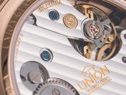 Union Glashütte 1893 Johannes Dürrstein Mondphase Limited Edition Handaufzug Rotgold 41mm weißes Zifferblatt braunes Lederband – Herrenuhren Uhr mit Datum aus 750 Rotgold und Leder. Das Gehäuse ist rund und roségold. Das Lederarmband ist braun. Das Zifferblatt ist arabisch römisch und weiß. – Ansicht 4