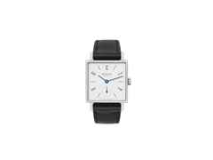 Nomos Glashütte Tetra 27 Weiss Handaufzug Edelstahl 27mm weißes Zifferblatt schwarzes Lederband Glasboden – Damenuhren Uhr ohne Datum aus Edelstahl und Leder. Das Gehäuse ist quadratisch und silber. Das Lederarmband ist schwarz. Das Zifferblatt ist arabisch Index und weiß.