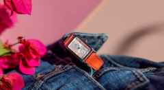 Hamilton Ardmore S Quarz Edelstahl silber Lederband orange – Damenuhren Uhr ohne Datum aus Edelstahl und Leder. Das Gehäuse ist rechteckig und silber. Das Lederarmband ist orange. Das Zifferblatt ist römisch und silber. – Ansicht 5