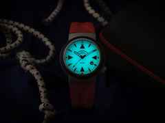 Mühle Glashütte S.A.R. Rescue-Timer LUMEN Automatik 42mm beiges Zifferblatt rotes Kautschukband – Herrenuhren Uhr mit Datum aus Edelstahl und Kautschuk. Das Gehäuse ist rund und silber. Das Kautschuk / Kunststoff / Silikon Armband ist rot. Das Zifferblatt ist ein Index in weiß. – Ansicht 3