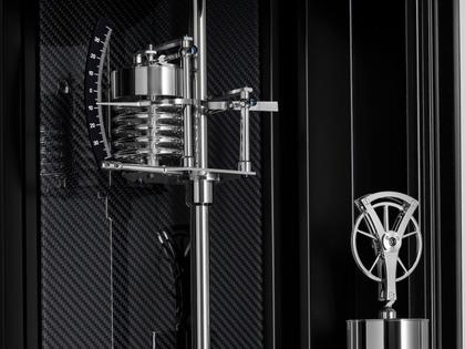 Erwin Sattler Präzisionspendeluhr Standuhr Illumina Secunda Carbon – Großuhren Standuhr aus . Das Gehäuse ist rechteckig und schwarz. Das Zifferblatt ist römisch Index und schwarz. – Ansicht 6