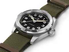 Hamilton Khaki Field Expedition Automatik Edelstahl 41mm schwarzes Zifferblatt olivgrünes Textilband – Herrenuhren Uhr ohne Datum aus Edelstahl. Das Gehäuse ist rund und silber. Das Textilarmband ist grün. Das Zifferblatt ist ein Index in schwarz. – Ansicht 3