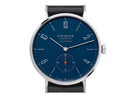 Nomos Glashütte Tangente 39 neomatik Nachtblau Automatik Edelstahl 39mm blaues Zifferblatt schwarzes Lederband – Herrenuhren Uhr ohne Datum aus Edelstahl. Das Gehäuse ist rund und silber. Das Lederarmband ist schwarz. Das Zifferblatt ist arabisch Index und blau. – Ansicht 2