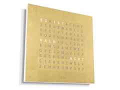 Qlocktwo Earth 45 Creator's Edition Gold mit weiß lackiertem Holz – Großuhren Wanduhr aus 1000 Gold und Edelstahl. Das Zifferblatt ist digital und gelbgold.