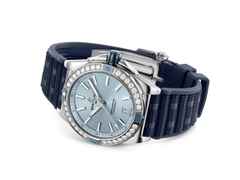 Breitling Super Chronomat Automatic 38 Edelstahl blaues Zifferblatt blaues Kautschukband – Damenuhren Uhr mit Datum aus Edelstahl, Kautschuk und Keramik. Das Gehäuse ist rund und silber. Das Kautschuk / Kunststoff / Silikon Armband ist blau. Das Zifferblatt ist ein Index in blau. – Ansicht 3