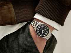 Hamilton Jazzmaster Performer Auto Edelstahl 38mm schwarzes Zifferblatt Metallband – Herrenuhren Uhr ohne Datum aus Edelstahl und Leder. Das Gehäuse ist rund und silber. Das Edelstahlarmband ist silber. Das Zifferblatt ist ein Index in schwarz. – Ansicht 4