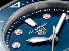 TAG Heuer Aquaracer Professional 300 Date Automatik Edelstahl blaues Zifferblatt mit Brillanten Metallband – Damenuhren Uhr mit Datum aus Edelstahl. Das Gehäuse ist rund und silber. Das Edelstahlarmband ist silber. Das Zifferblatt ist ein Index in blau. – Ansicht 5