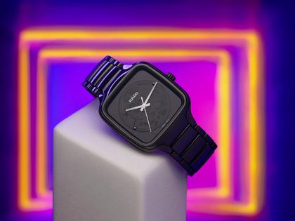 Rado True Square x Kunihiko Morinaga Special Edition Automatik schwarze Keramik 38mm photochromes Zifferblatt schwarzes Keramikband – Herrenuhren Uhr ohne Datum aus Keramik und Titan. Das Gehäuse ist quadratisch und schwarz. Das Keramikarmband ist schwarz. Der Zifferblatt ist ohne Zeichen. – Ansicht 6