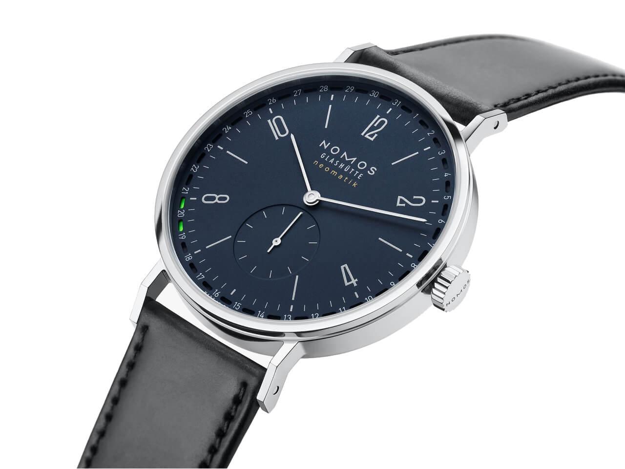 Nomos Glashütte Tangente 41 neomatik Update Nachtblau Automatik Edelstahl 40mm blaues Zifferblatt schwarzes Lederband – Herrenuhren Uhr mit Datum aus Edelstahl. Das Gehäuse ist rund und silber. Das Lederarmband ist schwarz. Das Zifferblatt ist arabisch Index und blau. – Ansicht 2