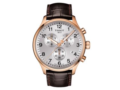 Tissot Chrono XL Quarz PVD rosé Edelstahl silber Lederband – Herrenuhren Chronograph aus Edelstahl. Das Gehäuse ist rund und roségold. Das Lederarmband ist braun. Das Zifferblatt ist arabisch und silber.
