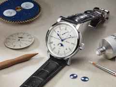 Erwin Sattler Classica Lunaris Automatik Edelstahl 44mm silbernes Zifferblatt schwarzes Lederband – Herrenuhren Uhr ohne Datum aus Edelstahl. Das Gehäuse ist rund und silber. Das Lederarmband ist schwarz. Das Zifferblatt ist ein Index in silber. – Ansicht 2