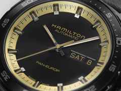 Hamilton American Classic Pan Europ Day Date Automatik Edelstahl schwarz beschichtet schwarz Lederband schwarz – Herrenuhren Uhr mit Datum aus Edelstahl und Leder. Das Gehäuse ist rund und schwarz. Das Lederarmband ist schwarz. Das Zifferblatt ist ein Index in schwarz. – Ansicht 8