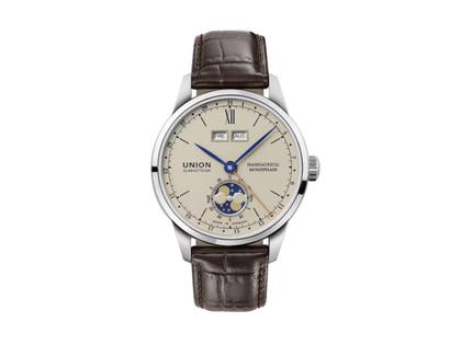 Union Glashütte 1893 Johannes Dürrstein Edition Doppelmondphase Handaufzug Edelstahl 41mm beiges Zifferblatt braunes Lederband – Herrenuhren Uhr mit Datum aus Edelstahl und Leder. Das Gehäuse ist rund und silber. Das Lederarmband ist braun. Das Zifferblatt ist römisch Index und beige.