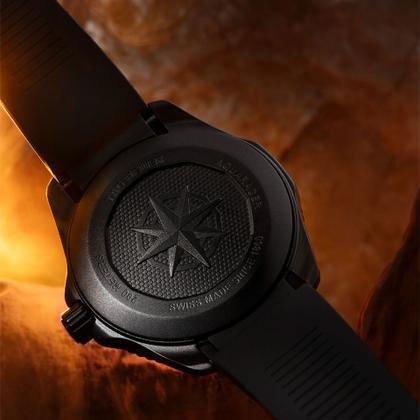 TAG Heuer Aquaracer Professional 200 Solargraph Edelstahl Schwarz-DLC 40mm schwarzes Zifferblatt schwarzes Kautschukband – Herrenuhren Uhr mit Datum aus DLC beschichtet und Edelstahl. Das Gehäuse ist rund und schwarz. Das Kautschuk / Kunststoff / Silikon Armband ist silber. Das Zifferblatt ist ein Index in schwarz. – Ansicht 6