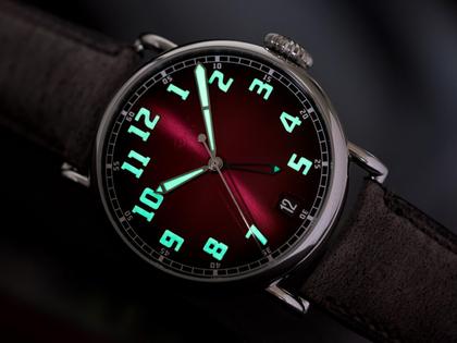H. Moser & Cie. Heritage Dual Time Burgundy Fumé Automatik Edelstahl 42mm rotes Zifferblatt graues Lederband – Herrenuhren Uhr ohne Datum aus Edelstahl. Das Gehäuse ist rund und silber. Das Lederarmband ist grau. Das Zifferblatt ist arabisch und rot. – Ansicht 5