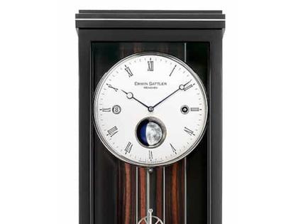 Erwin Sattler Seilzug Regulator Wanduhr Classica K 70 M römisches Zifferblatt – Großuhren Wanduhr aus . Das Gehäuse ist rechteckig und schwarz. Das Zifferblatt ist römisch und weiß. – Ansicht 3