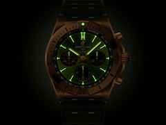 Breitling Chronomat B01 42 Giannis Antetokounmpo Automatik Rotgold grünes Zifferblatt grünes Kautschukband Limited Edition – Herrenuhren Chronograph aus 750 Rotgold und Kautschuk. Das Gehäuse ist rund und rotgold. Das Kautschuk / Kunststoff / Silikon Armband ist schwarz. Das Zifferblatt ist ein Index in grün. – Ansicht 5