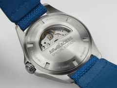 Hamilton Khaki Aviation Pilot Air Glaciers Edition Automatik Titan 42mm blaues Zifferblatt blaues Textilband – Herrenuhren Uhr mit Datum aus Titan. Das Gehäuse ist rund und silber. Das Textilarmband ist blau. Das Zifferblatt ist arabisch Index und blau. – Ansicht 4