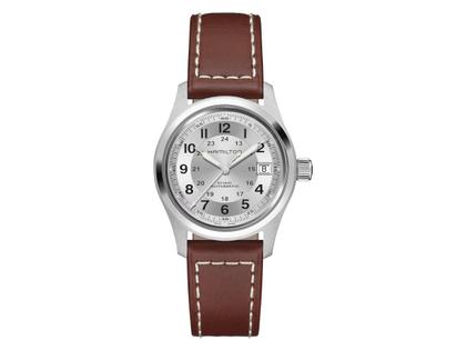 Hamilton Khaki Field Auto Edelstahl 38mm silbernes Zifferblatt braunes Lederband – Herrenuhren Uhr mit Datum aus Edelstahl und PVD beschichtet. Das Gehäuse ist rund und silber. Das Lederarmband ist braun. Das Zifferblatt ist arabisch und silber.