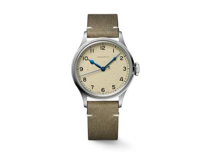 Longines Heritage Military Automatik Edelstahl 38,5mm silbernes Zifferblatt braunes Lederband – Herrenuhren Uhr ohne Datum aus Edelstahl. Das Gehäuse ist rund und silber. Das Lederarmband ist grün. Das Zifferblatt ist arabisch Index und silber.
