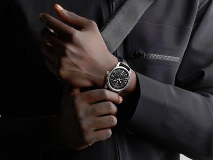 Longines Conquest Heritage Central Power Reserve Automatik Edelstahl 38mm schwarzes Zifferblatt schwarzes Lederband – Herrenuhren Uhr mit Datum aus Edelstahl und Leder. Das Gehäuse ist rund und silber. Das Lederarmband Kroko / Alligator ist schwarz. Das Zifferblatt ist ein Index in schwarz. – Ansicht 6