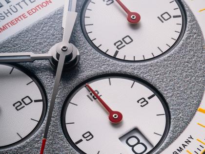 Union Glashütte Belisar Chronograph Silvretta Classic 2026 Limitierte Edition Automatik Edelstahl 44mm beiges Zifferblatt gelbes Textilband schwarzes Lederband und Metallband – Herrenuhren Chronograph aus Edelstahl und Leder. Das Gehäuse ist rund und silber. Das Textilarmband ist gelb. Das Zifferblatt ist ein Index in beige. – Ansicht 6