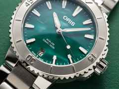 Oris X Bracenet Aquis Date Automatik 36,5mm Edelstahl grünes Zifferblatt Metallband – Damenuhren Uhr mit Datum aus Edelstahl. Das Gehäuse ist rund und silber. Das Edelstahlarmband ist silber. Das Zifferblatt ist ein Index in grün. – Ansicht 4