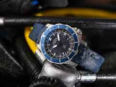 Mühle Glashütte Seebataillon GMT Automatik Titan 45mm blaues Zifferblatt blaues Kautschukband – Herrenuhren Uhr mit Datum aus Kautschuk und Titan. Das Gehäuse ist rund und silber. Das Kautschuk / Kunststoff / Silikon Armband ist blau. Das Zifferblatt ist ein Index in blau. – Ansicht 3