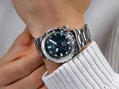 Sinn Spezialuhren U15 Taucheruhr Limited Edition Automatik Edelstahl 41mm blau-grünes Zifferblatt Metallband – Herrenuhren Uhr mit Datum aus Edelstahl. Das Gehäuse ist rund und grau. Das Edelstahlarmband ist grau. Das Zifferblatt ist ein Index in blau. – Ansicht 7