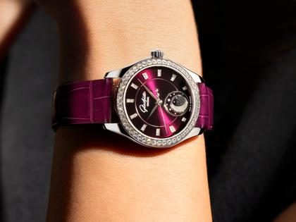 Glashütte Original Lady Serenade Luna Purpursamt Automatik Edelstahl 32,5mm violettes Zifferblatt violettes Lederband – Damenuhren Uhr ohne Datum aus 750 Weißgold, Edelstahl und Leder. Das Gehäuse ist rund und silber. Das Lederarmband Kroko / Alligator ist lila. Das Zifferblatt ist ein Index in lila. – Ansicht 12