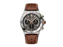 Breitling Chronomat B01 42 Triumph Edition Automatik Titan graues Zifferblatt braunes Lederband – Herrenuhren Chronograph aus 750 Rotgold und Titan. Das Gehäuse ist rund und silber-roségold. Das Lederarmband ist braun. Das Zifferblatt ist ein Index in anthrazit.