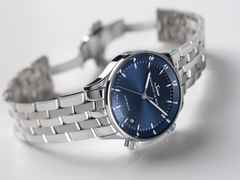 Sinn Spezialuhren 6033 B Frankfurter Finanzplatzuhr Limited Edition Automatik Edelstahl 34mm blaues Zifferblatt Metallband – Herrenuhren Uhr mit Datum aus Edelstahl. Das Gehäuse ist rund und silber. Das Edelstahlarmband ist silber. Das Zifferblatt ist arabisch Index und blau. – Ansicht 6