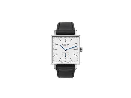 Nomos Glashütte Tetra Handaufzug Edelstahl 29mm weißes Zifferblatt schwarzes Lederband Glasboden – Damenuhren Uhr ohne Datum aus Edelstahl und Leder. Das Gehäuse ist rechteckig und silber. Das Lederarmband ist schwarz. Das Zifferblatt ist arabisch Index und weiß.