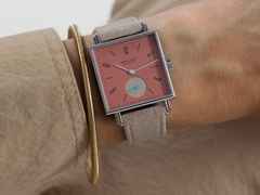 Nomos Glashütte Tetra Origins Terra Handaufzug Edelstahl 29,5mm rotes Zifferblatt graues Lederband Stahlboden – Damenuhren Uhr ohne Datum aus Edelstahl und Leder. Das Gehäuse ist quadratisch und silber. Das Lederarmband ist grau. Das Zifferblatt ist arabisch Index und rot. – Ansicht 11