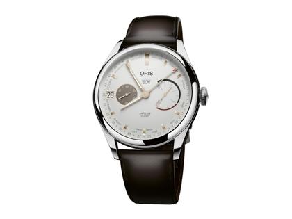 Herrenuhren Uhr mit Kalender aus Edelstahl und Leder. Das Gehäuse ist rund und silber. Das Lederarmband ist braun. Das Zifferblatt ist ein Index in weiß.