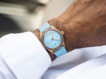 Oris Divers Sixty-Five Cotton Candy Automatik Bronze 38mm blaues Zifferblatt blaues Textilband – Damenuhren Uhr mit Datum aus Bronze und Leder. Das Gehäuse ist rund und roségold. Das Textilarmband ist blau. Das Zifferblatt ist ein Index in blau. – Ansicht 4