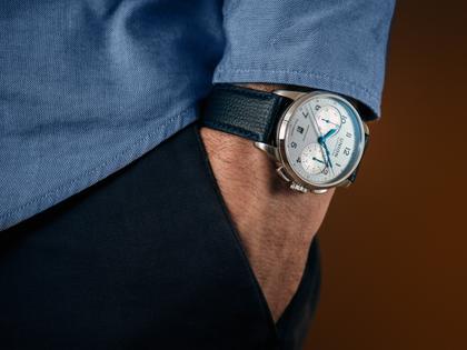Union Glashütte 1893 Johannes Dürrstein Edition Chronograph Jubiläumsedition 130 Jahre Handaufzug Edelstahl 42mm silberfarbenes Zifferblatt blaues Lederband – Herrenuhren Chronograph aus Edelstahl. Das Gehäuse ist rund und silber. Das Lederarmband ist blau. Das Zifferblatt ist arabisch und silber. – Ansicht 3